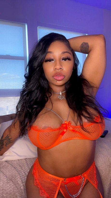 Nikkie Necole model perfect img