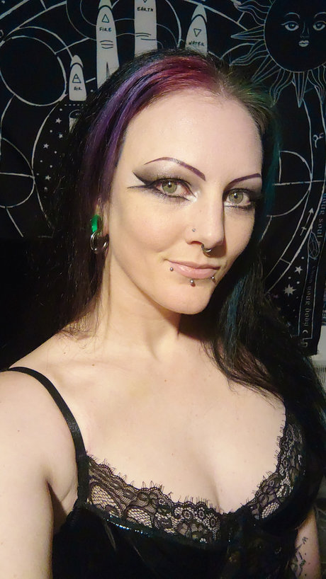 Tish Abyss erotic model photo