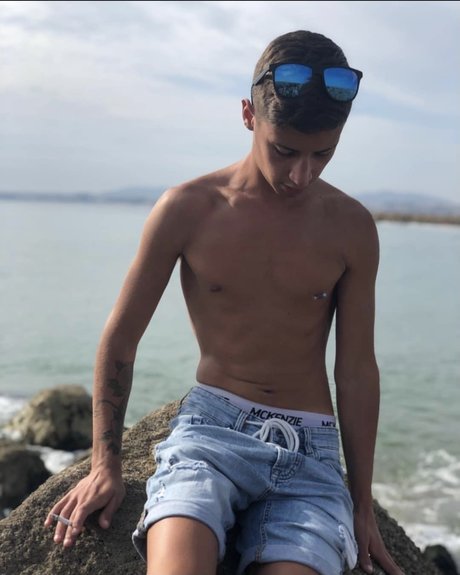 Renatooo xxx model picture