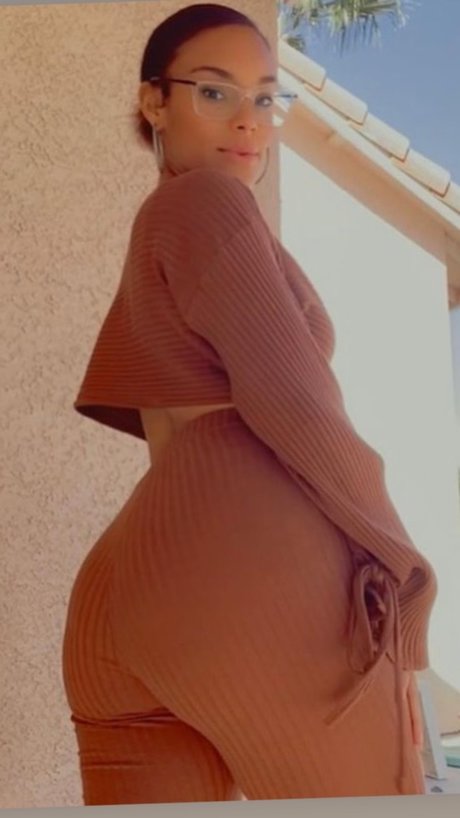 F U E N G shaee pornstar pretty pics