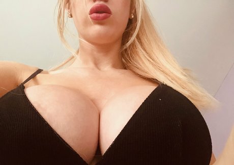 bunnyblondy model naked photo