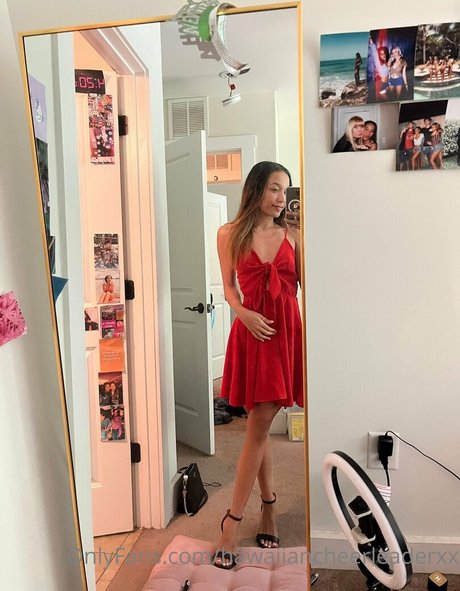 Hawaiian Cheerleader model nude pics