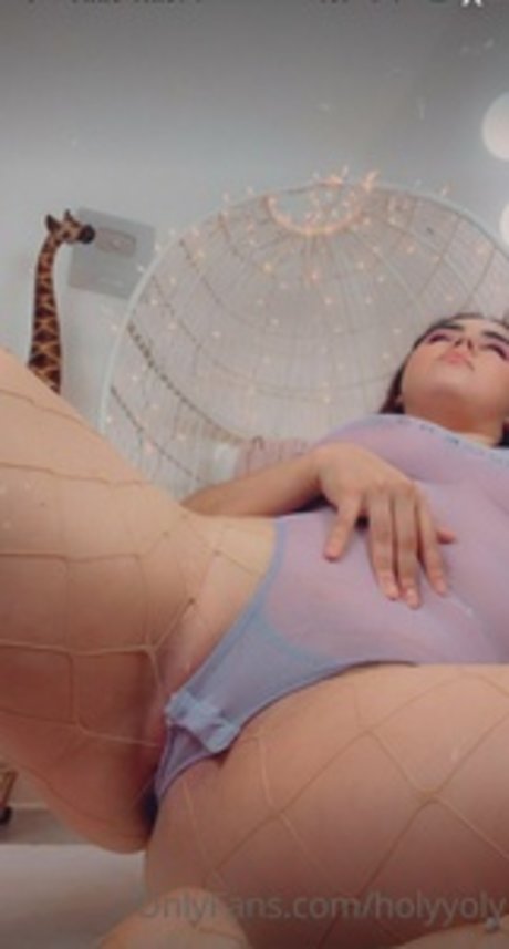 Holyyoly nude pornstar pic