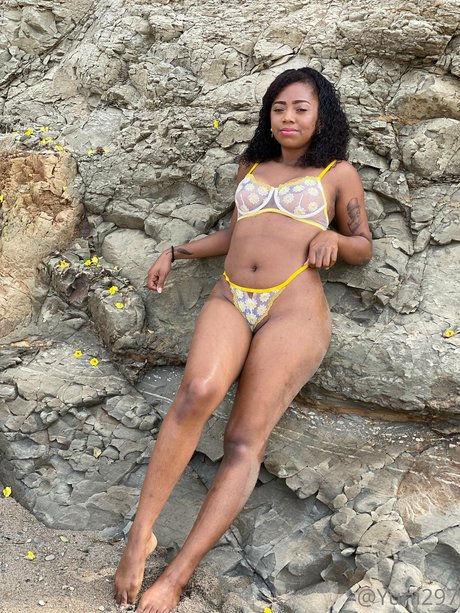 Yuni Nicolee sexy model pic