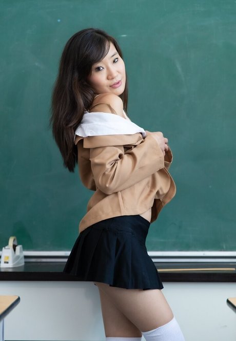 Jeannie Elise Mai model nice pic