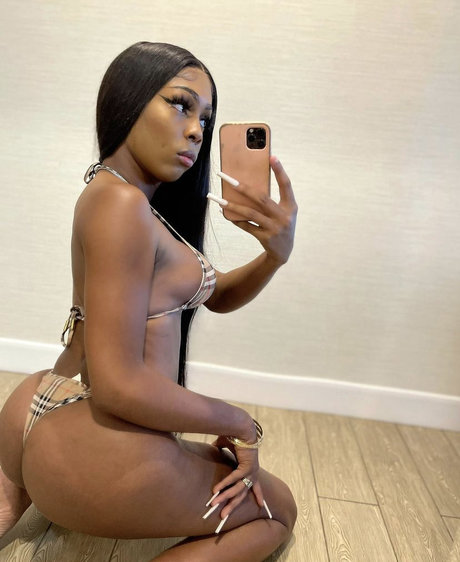 C H Y N A naked pornstar picture