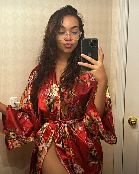 Sydney Scott porn model img