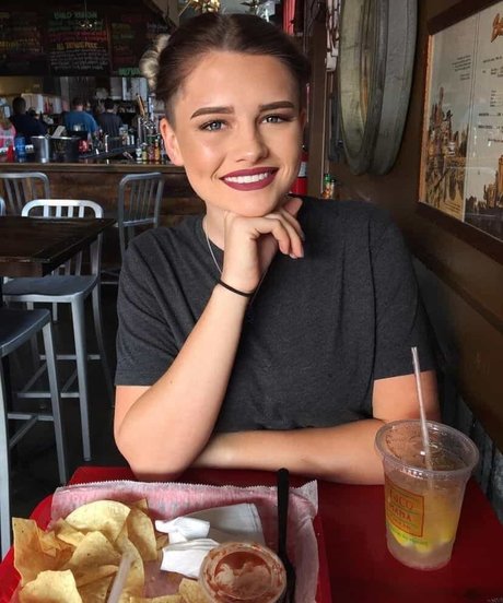Hallie Clark top model photo