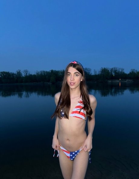 theginadivine naked model img
