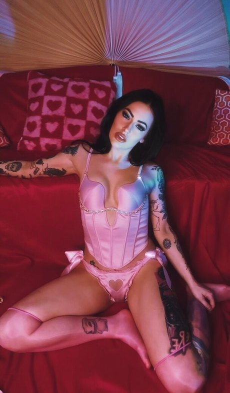alexstitchins top profile image
