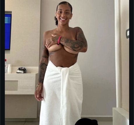 Paigey Cakey naked star pic