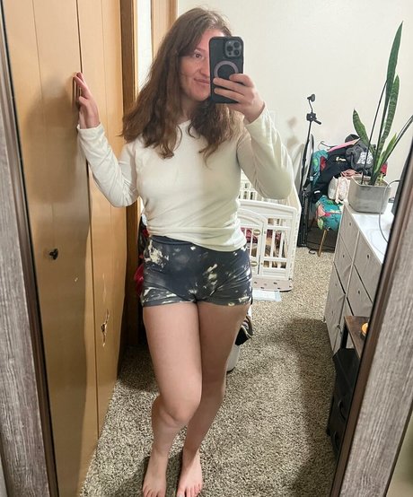 Adorablelilli art model img