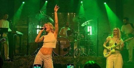 Pommelien Thijs star naked photos