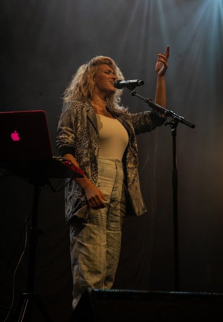 Tori Kelly pornstar beautiful galleries