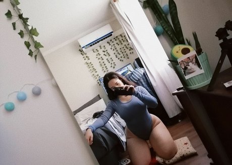 Akiracat model naked pic