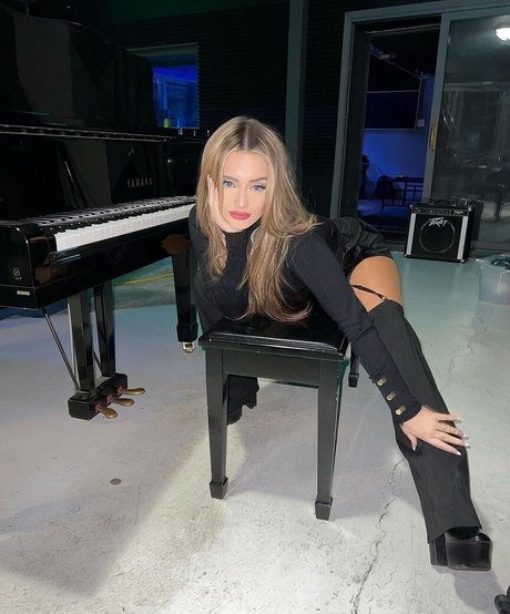 Mae Welsch sex model photos