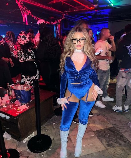 Mae Welsch hot star photos
