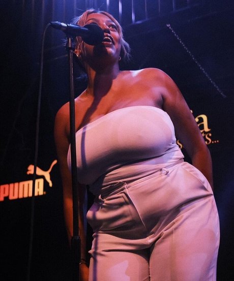 Mahalia star erotic image