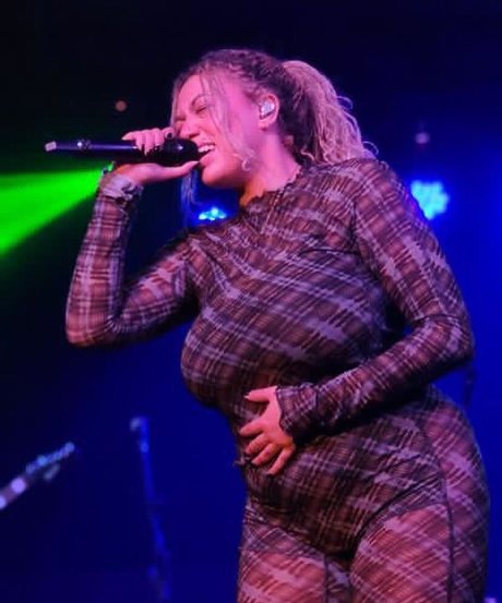 Mahalia hot star photo