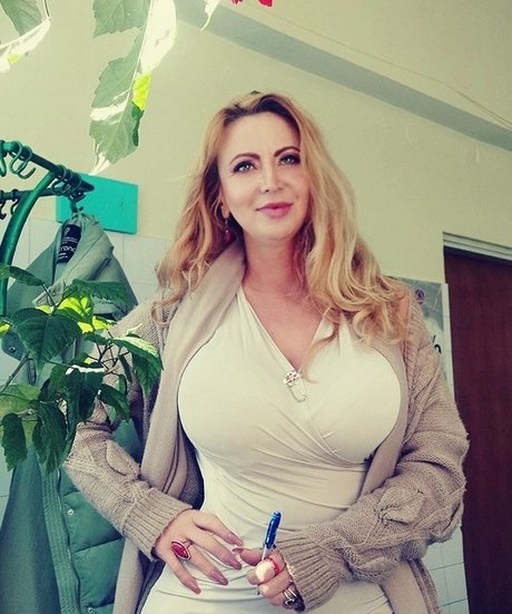 Berina Fati star nude image