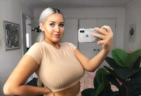 Aimee Young sexy actress photo