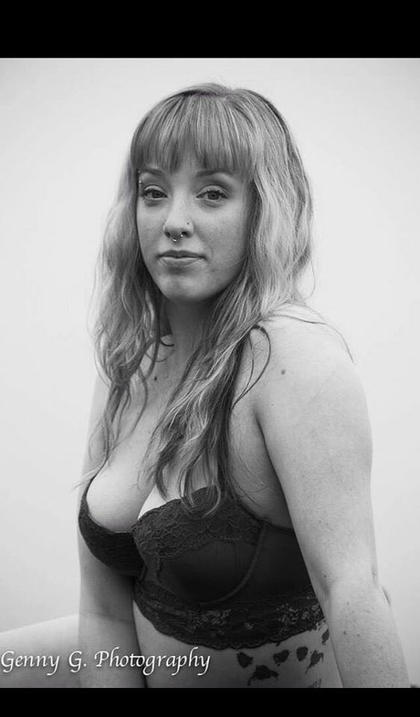 HotwifeAly hot model photo