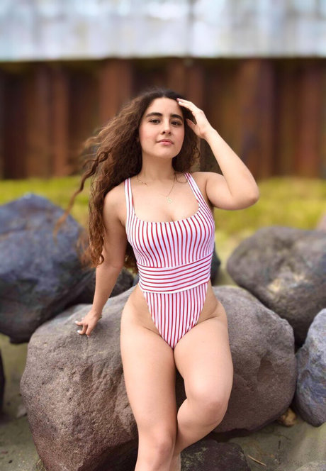 Sassi Zavala beautiful model pics