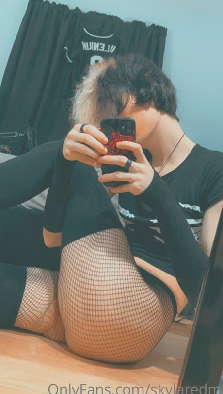 skylaredm nudes actress pics