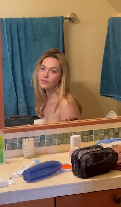 Victoria Pedretti exclusive model img