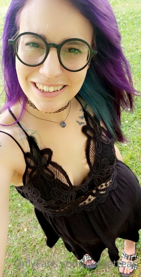 petitetreat  hot model pic