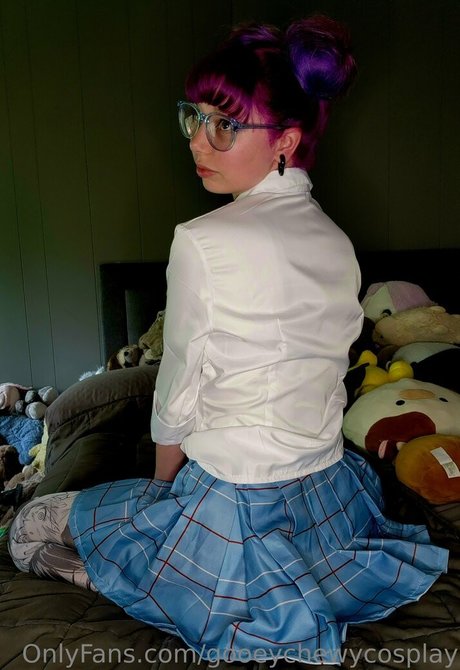 gooeychewycosplay art star pics