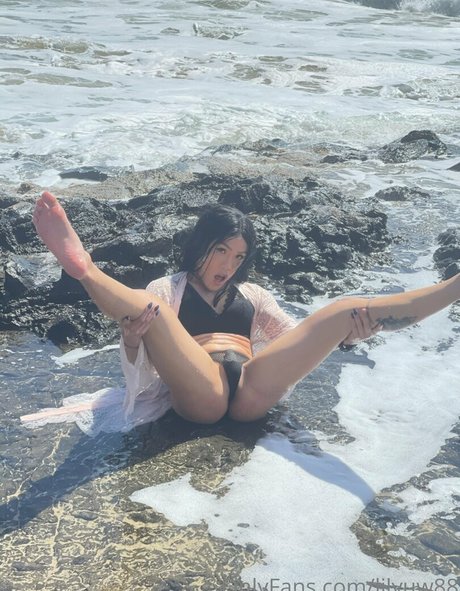 lilyuw88 model nude picture