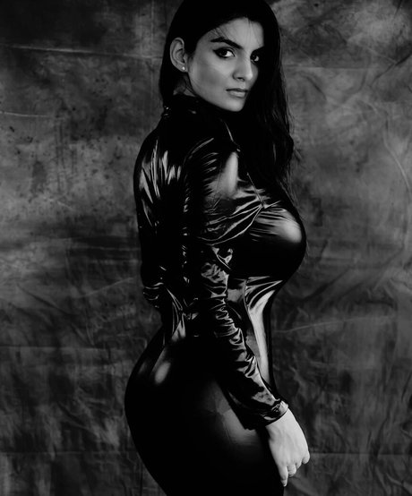 Anveshi Jain star naked pictures