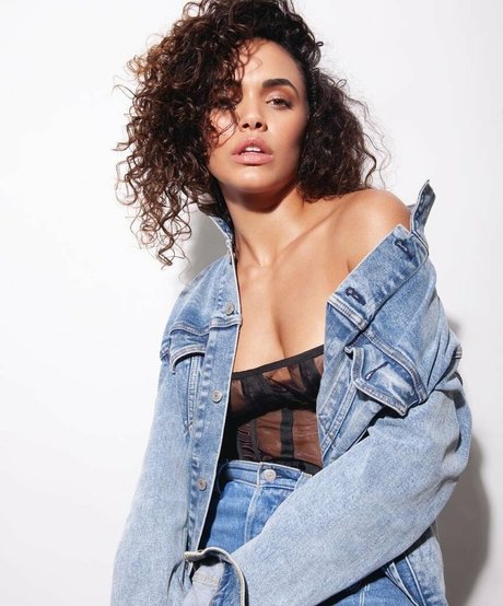 Giovana Cordeiro star naked pic