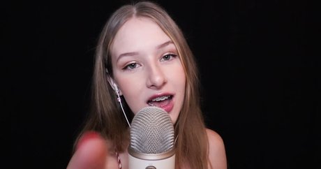 Diddly ASMR star pornographic image