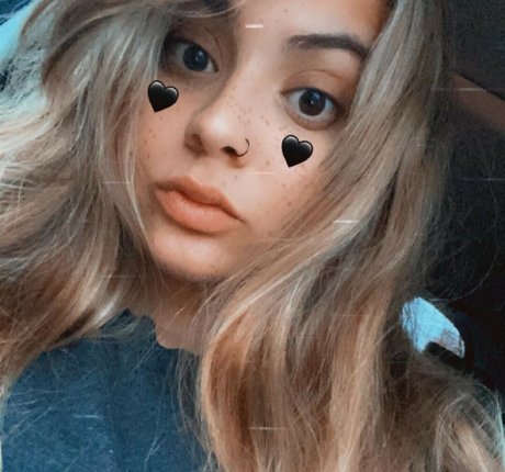 emilyelixer star naked pic