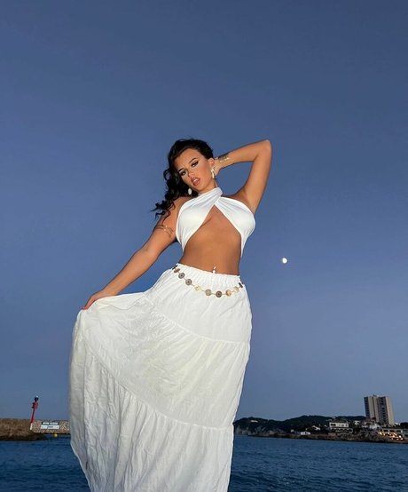 Isabella Evans model top gallery