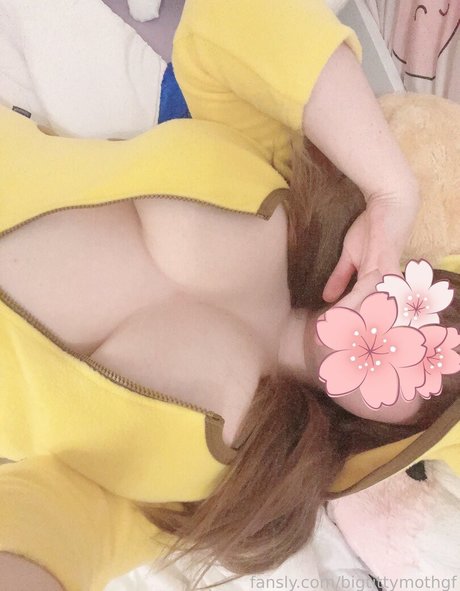 bigtittymothgf model free photo