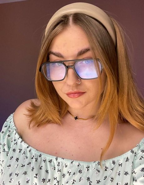 felineriches naked pornstar pic
