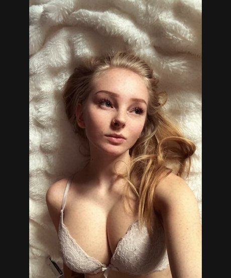 blonde vivi star art pic