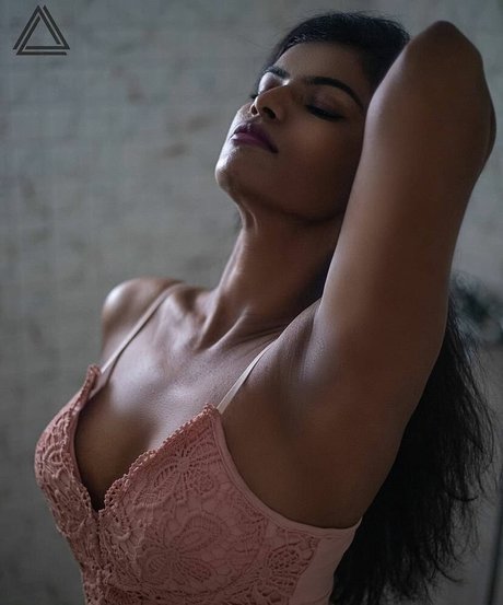 Nidhi Goel star sexy pic