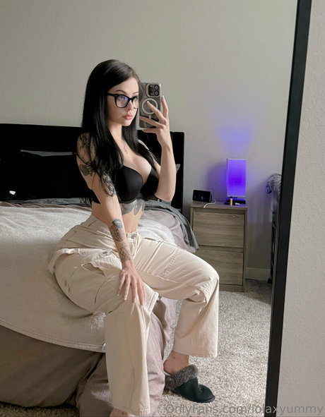 Lolaknivesxz beautiful pornstar image