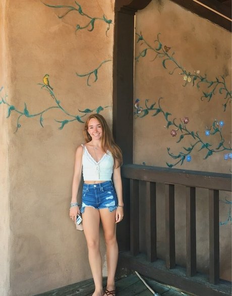 Holly Taylor nudes actress pic