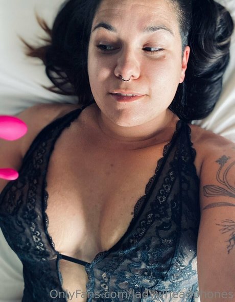 ladywheadphones model naked pic