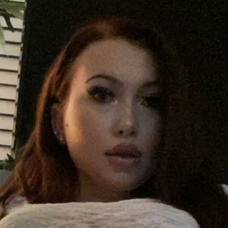 porcelainpeachx erotic model picture