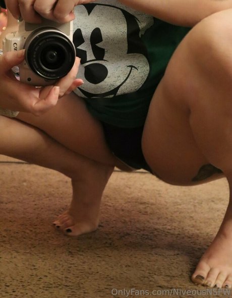 niveousnsfw star nudes image