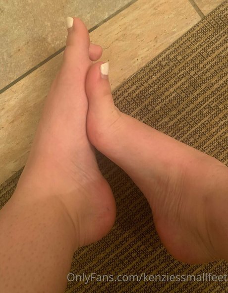 kenziessmallfeet model exclusive image