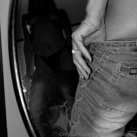artsyinkedblonde high quality model photo
