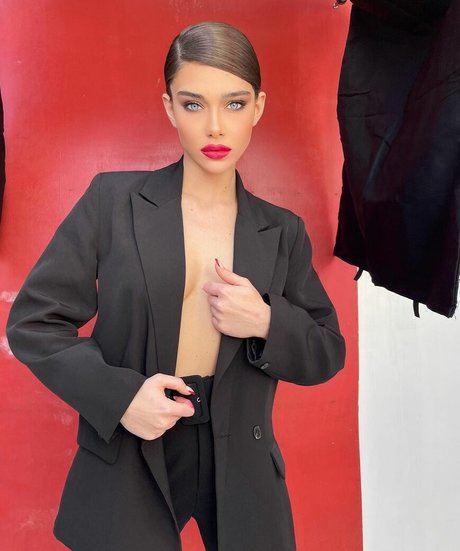 Milana Vino art actress pics