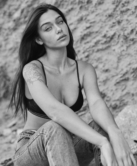 Milana Vino model naked image